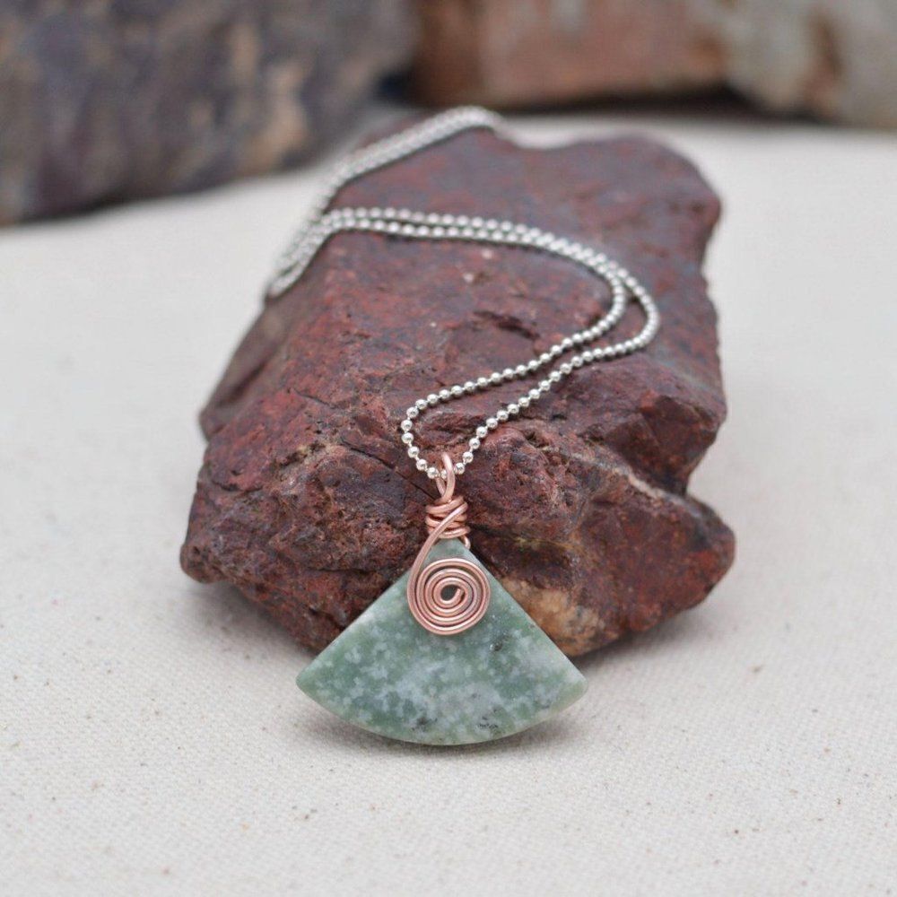 𝅺Green Marble Fan Pendant Necklace